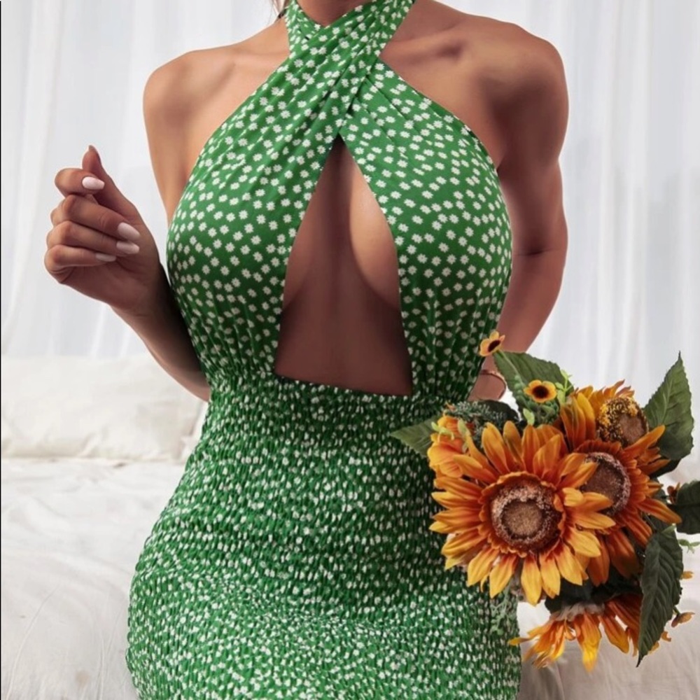 Floral print backless halter dress 💚🌼